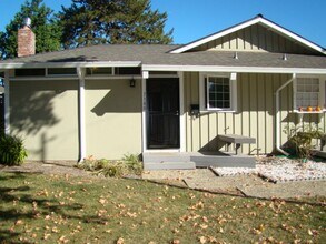 Building Photo - 2 Bedroom 2 Bath, dishwasher, yard, 2 parking spaces