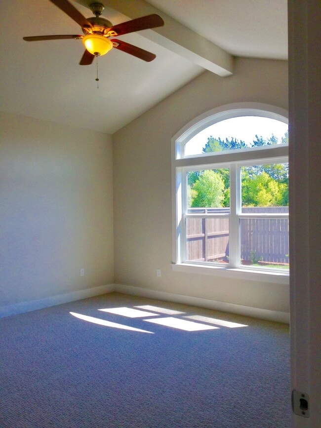 Building Photo - Stunning Newer Build in Stonegate Estates!!