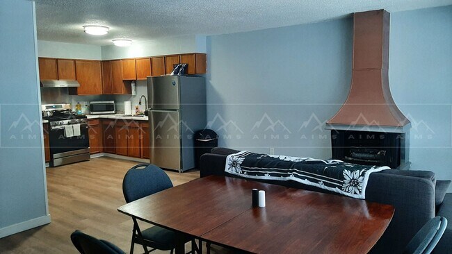 Building Photo - 933 W 20th Ave