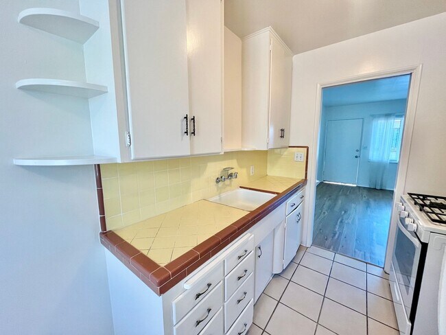 Building Photo - Upstairs 1 Bedroom Apt with 1-Car Garage N...