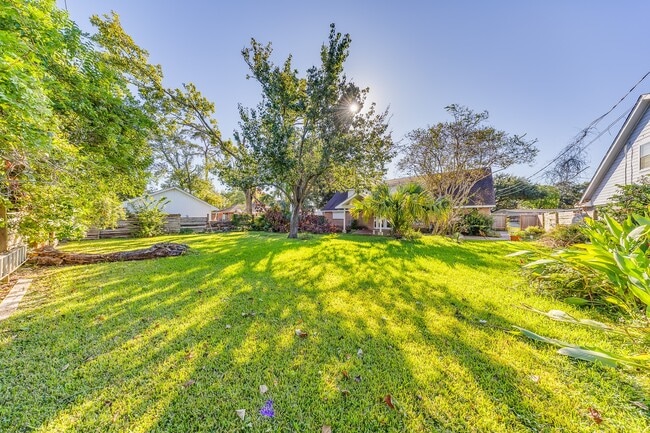 Building Photo - 2519 Lazy Lake Dr