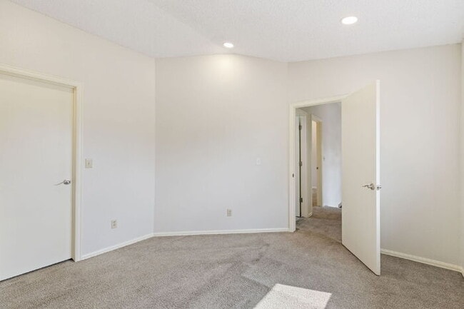 Building Photo - Conveniently Located Townhome with Garage ...