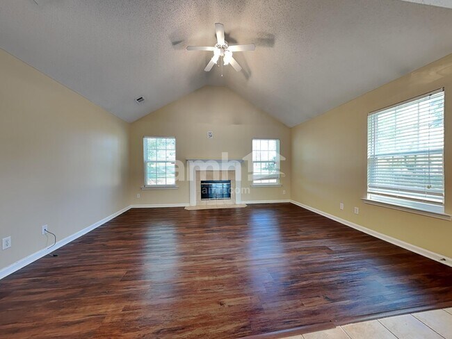 Building Photo - 420 Roberts Way