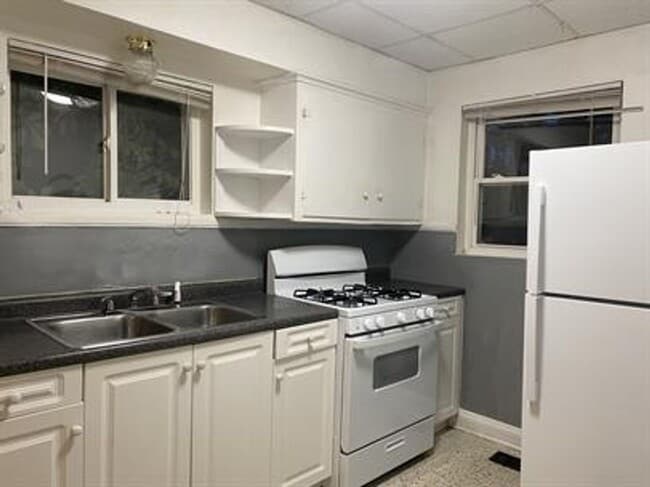 Building Photo - Spacious one bedroom detached apartment