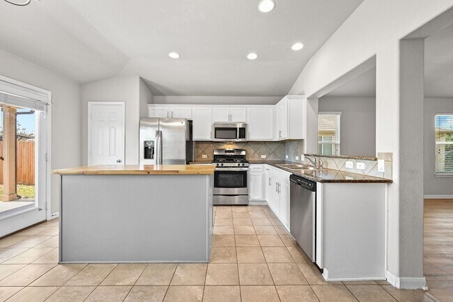 Building Photo - 411 Langely