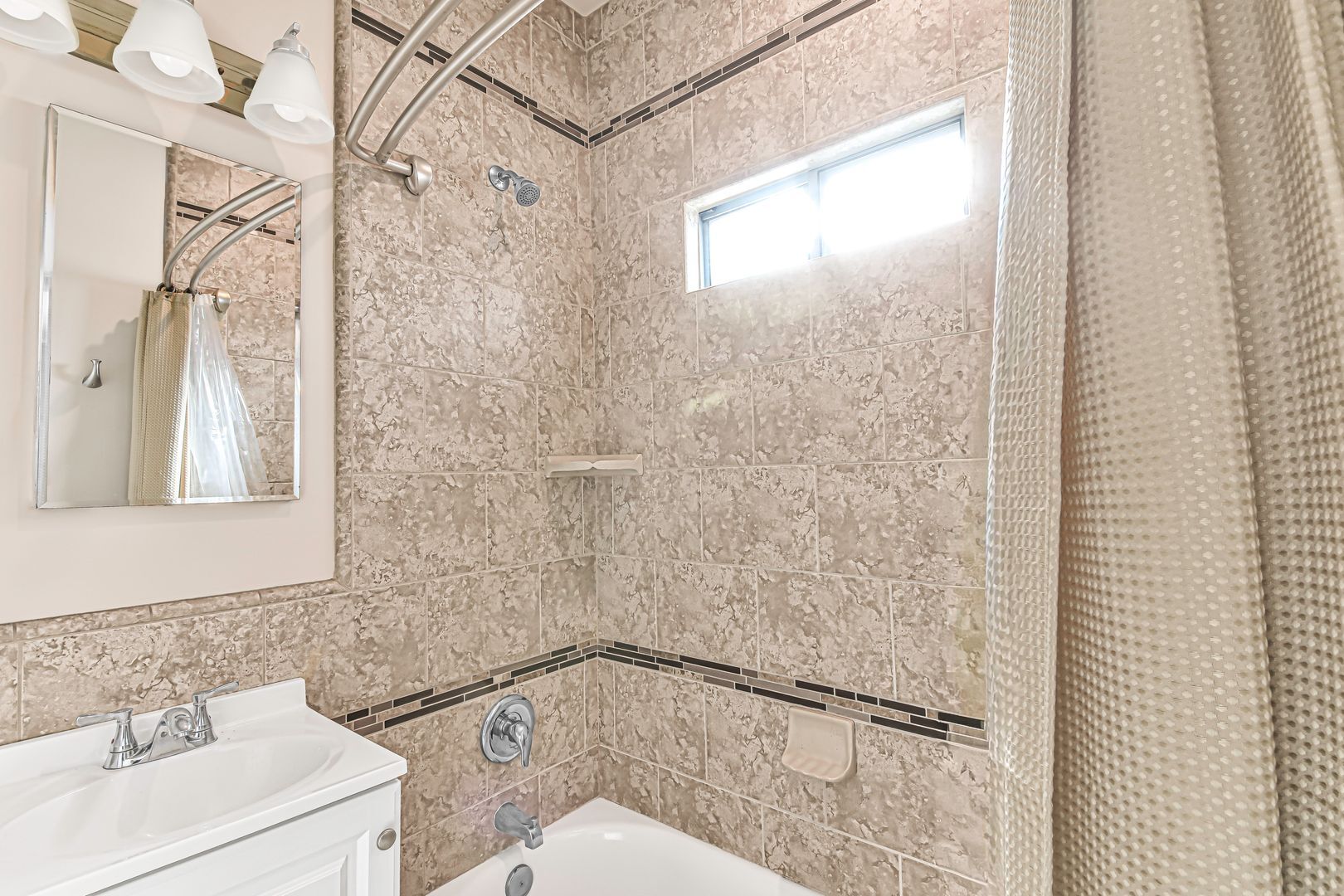 Building Photo - 1324 N Peterson Ave