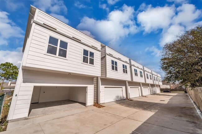 Building Photo - 15000 S Richmond Ave