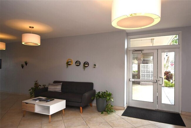 Building Photo - 400 Golden Isles Dr