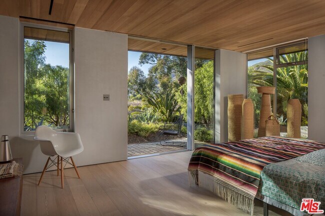 Building Photo - 5927 Busch Dr