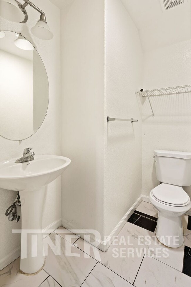 Building Photo - 5 Mantauk Point Pl