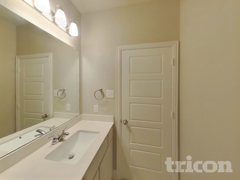 Building Photo - 1340 Beach Dr