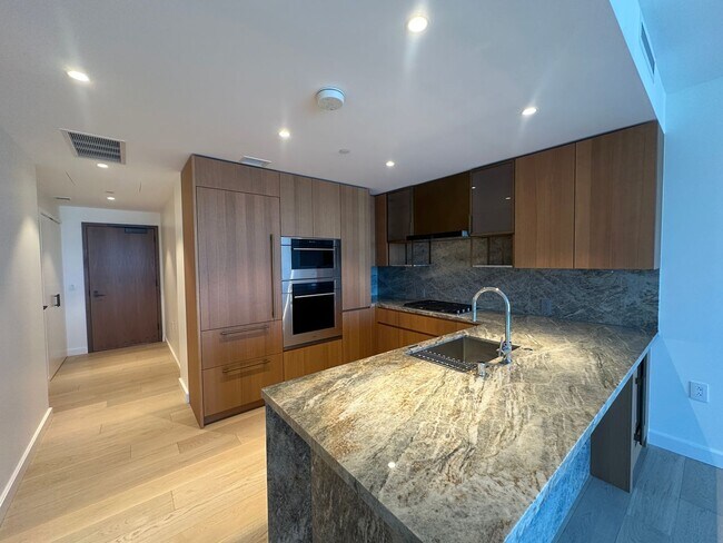 Building Photo - Victoria Place #3507