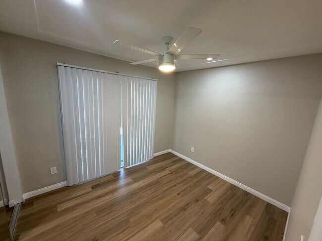 Building Photo - Large 5 bed 2 bath house