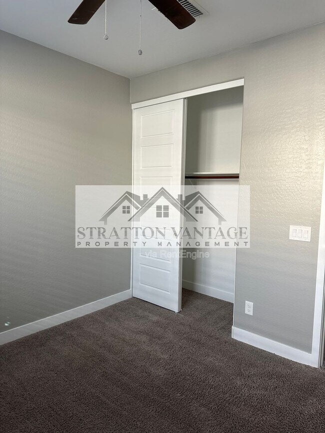 Building Photo - 9638 E Tesla Ave