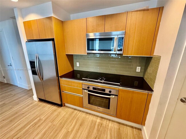 Building Photo - 1060 Brickell Ave