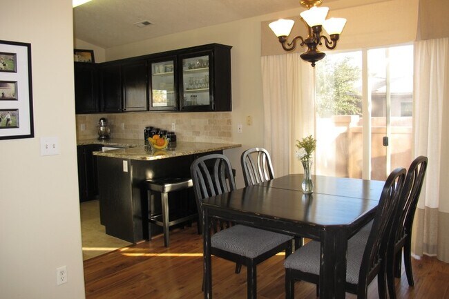 Building Photo - 444 Sunland Dr