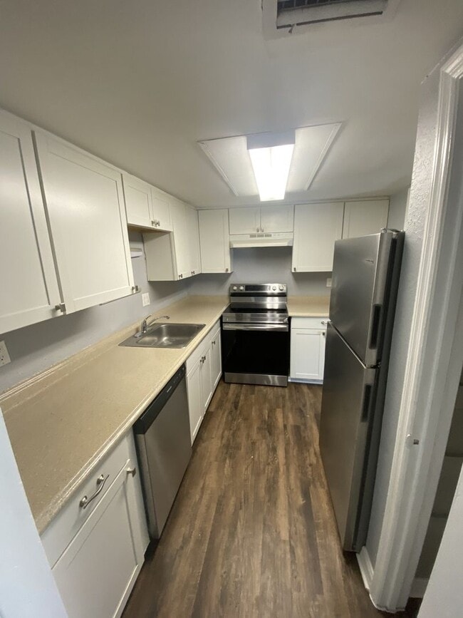 Building Photo - Spacious three bedroom condo