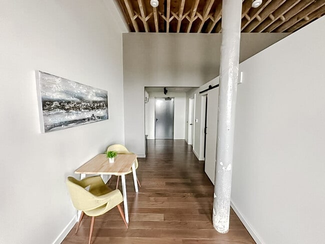 Building Photo - 604 W 4th St N