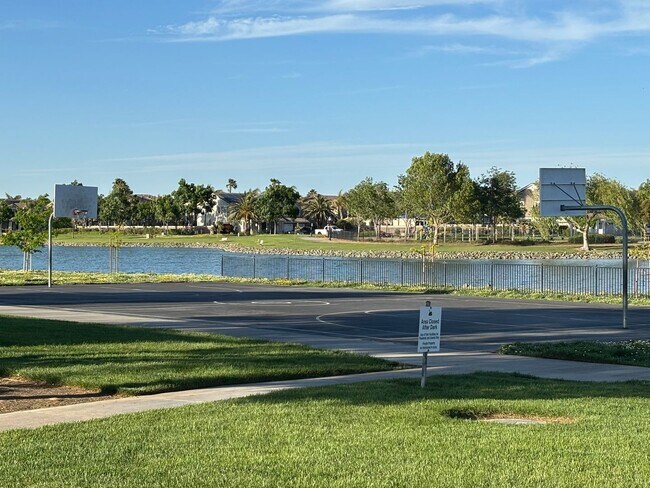 Building Photo - Reduced Price! Spacious 5 Bed, 3 Bath home...