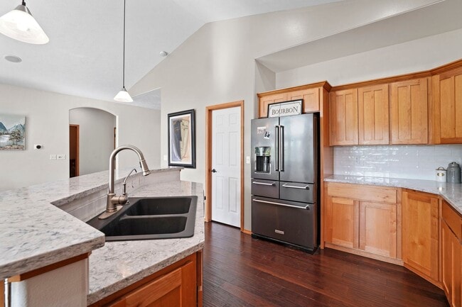 Building Photo - Beautiful 3 bedroom 2 bath Home On The Pla...