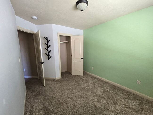 Building Photo - Centrally Located Townhome
