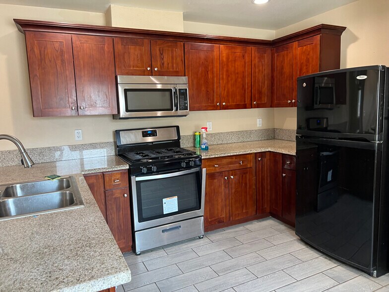 Building Photo - 10627 Lind Ave