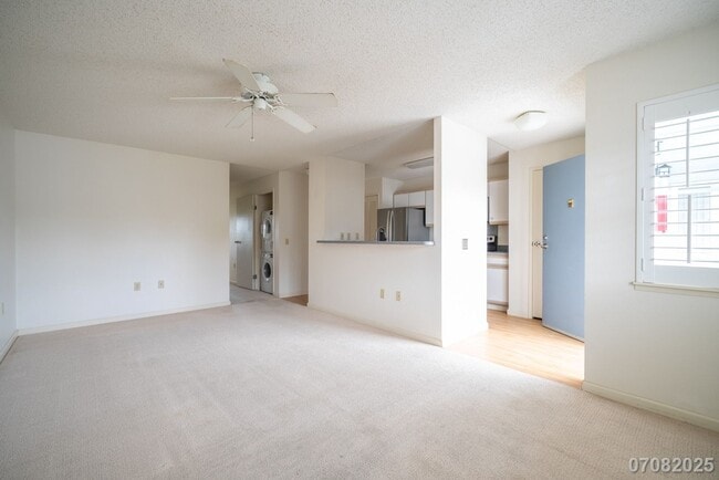 Building Photo - 2 Bedroom 2 Bathroom 2 Assigned Parking in...
