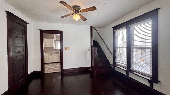 Building Photo - 633 Livingston Ave NE