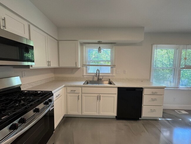 Building Photo - 4 Bedroom house with Second kitchen in basement