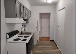 Building Photo - Studio apartment available