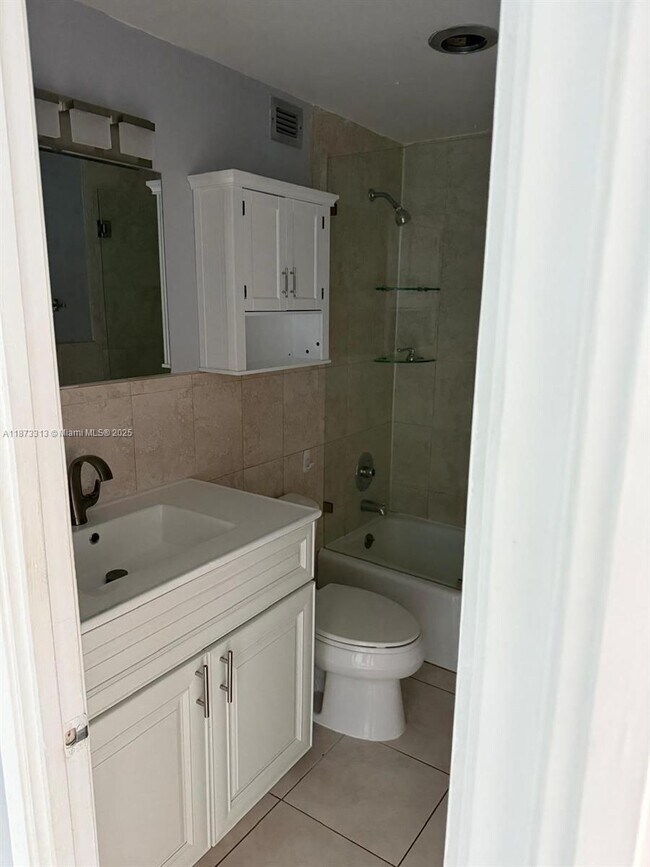 Building Photo - 400 Kings Point Dr