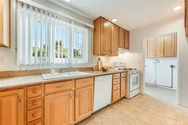 Building Photo - 7026 Schroll St