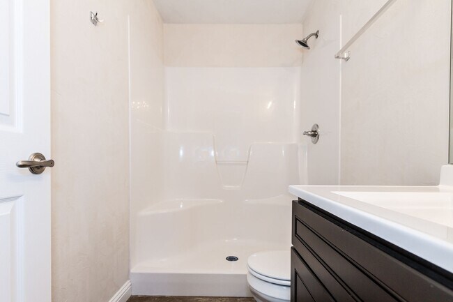 Building Photo - 2 bed 2 bth duplex- available now