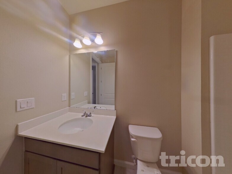 Building Photo - 676 Meadow Pointe Dr