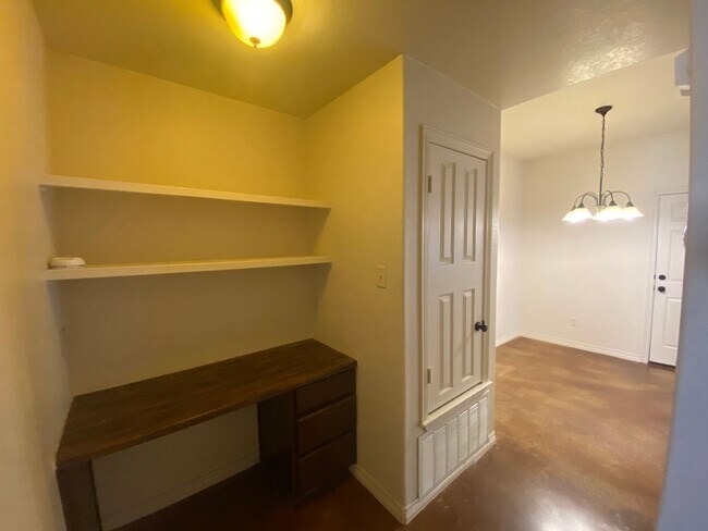 Building Photo - 504 Karey Dr