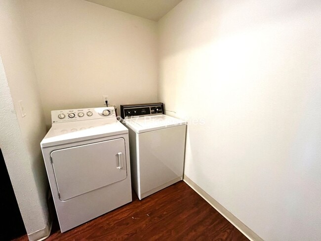 Building Photo - Bright & Updated 2 BD | 1 BA home - SE Portland
