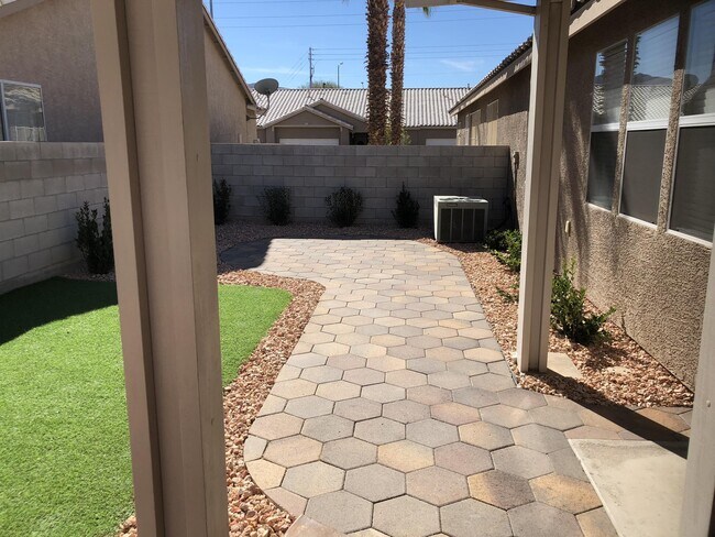 Building Photo - 198 Crown Imperial St