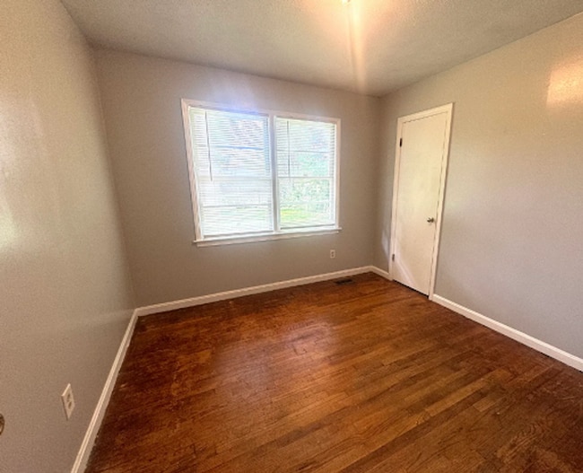 Building Photo - 3 BED 1.5 BATH IN JVILLE!