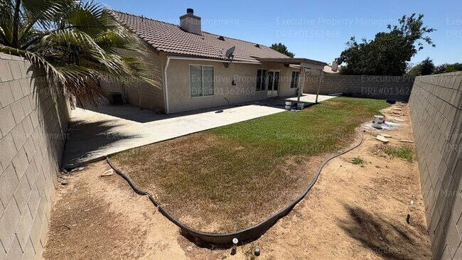 Building Photo - 3 bedroom 2 bathroom home located near Hageman Rd/ Old Farm Rd