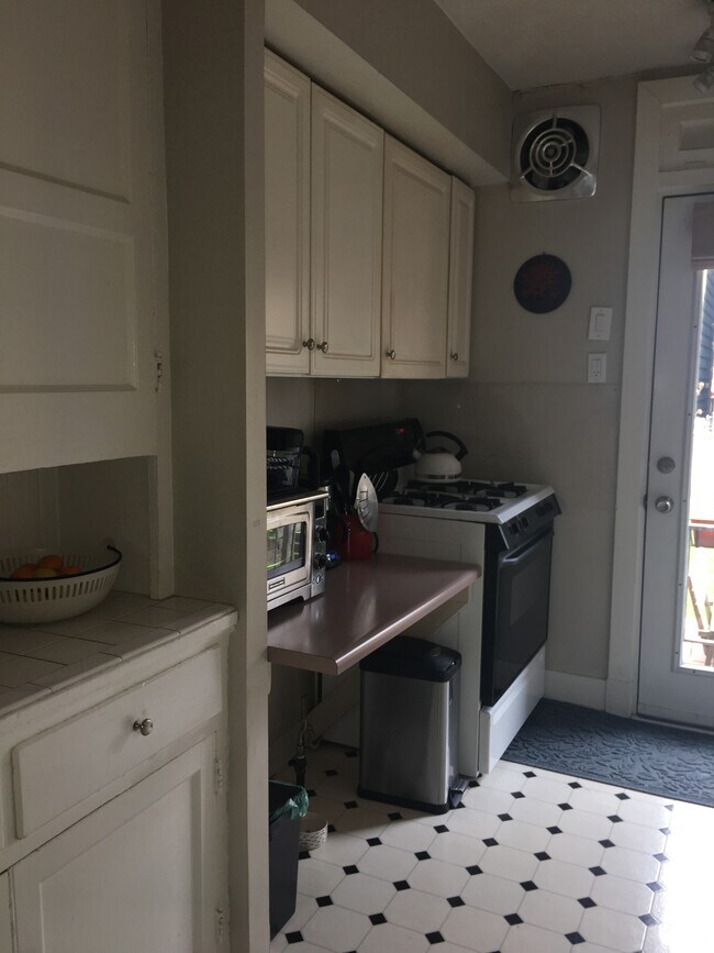Equipped Kitchen - 367 Spahr St