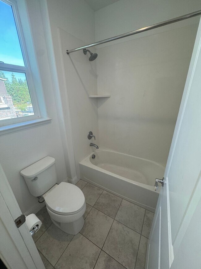 Building Photo - 3 bedroom | 3.5 bathroom | Davis Single Fa...