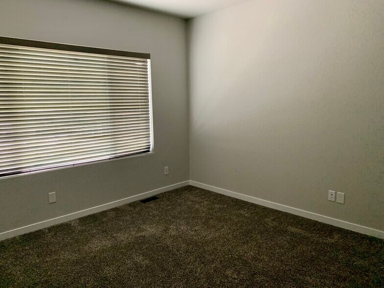 Building Photo - 6461 Vistancia Ave