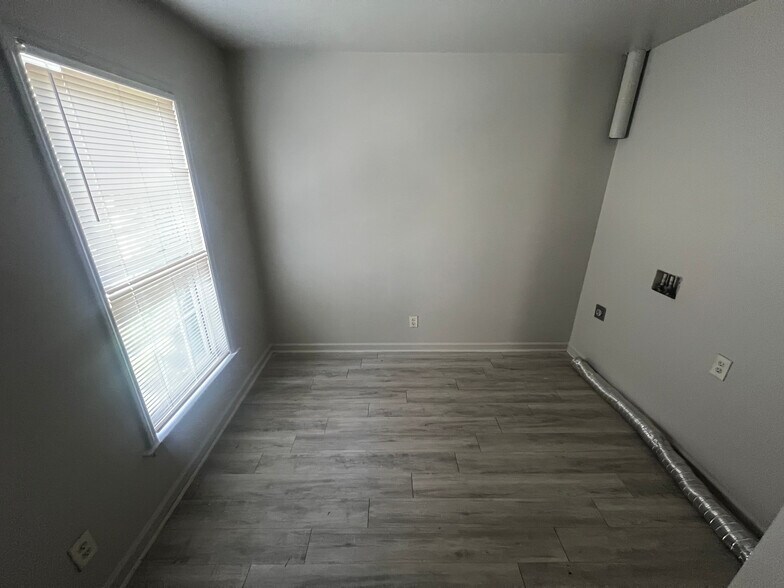 Building Photo - Room in Duplex on Beck St