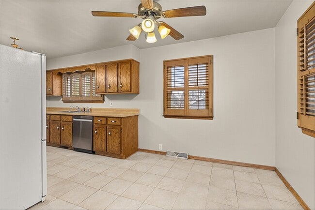 Building Photo - 5631 S Oak St