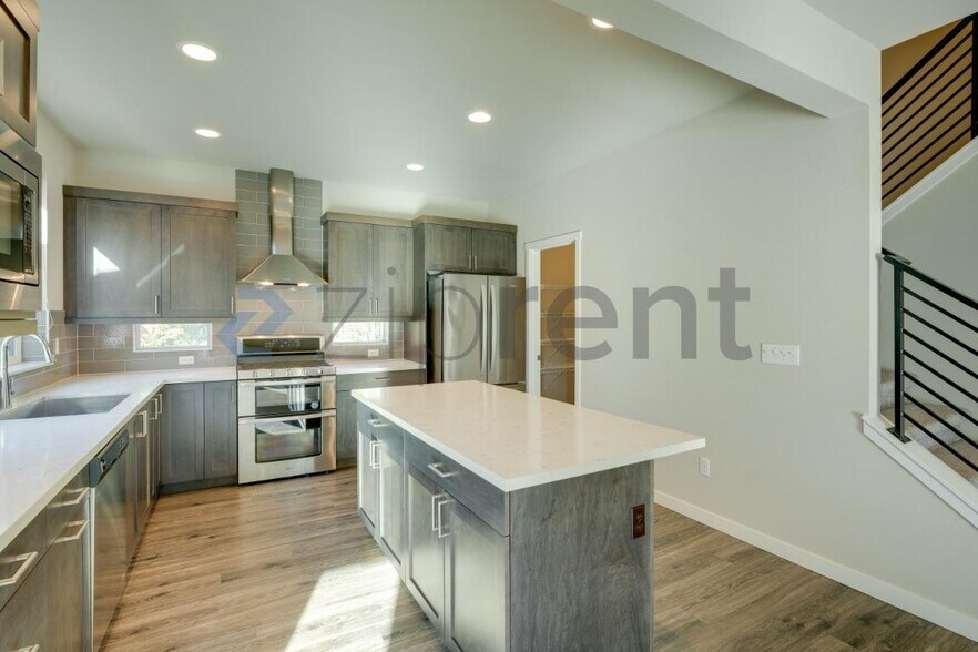 Building Photo - Unit K1
