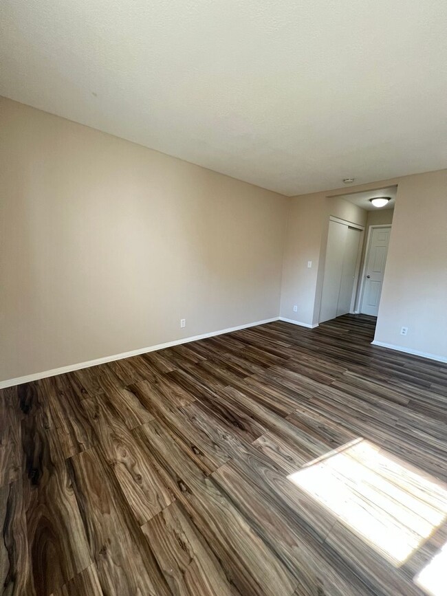 Building Photo - Downtown Long Beach 2 Bedroom Gem