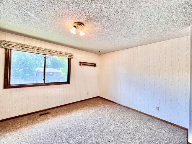 Building Photo - Spacious 4 bed/ 3 bath Two Story Home with Finished Basement - Lawn and Garden Care Included, New...