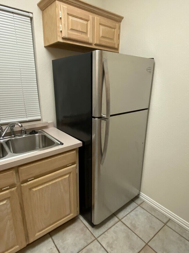 Building Photo - Quiet 2 bedroom townhome close to Downtown Denton Square