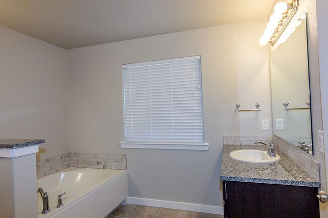 Building Photo - Pre-Leasing - 4 bed/2 bath Frenship School...