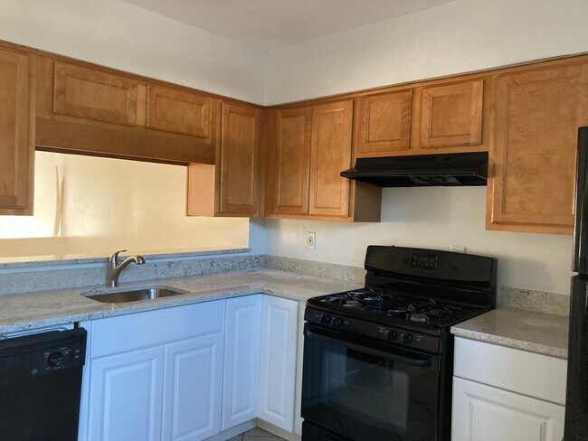 Kitchen - 2022 Oak Park Ln